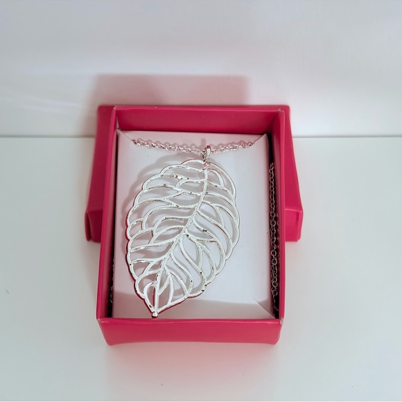 Elegant Filigree Silvertone Leaf  Long Pendant Necklace - Picture 2 of 2